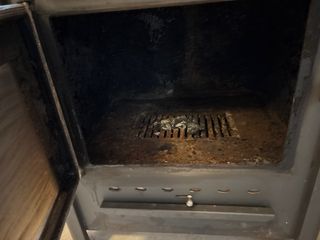 Estufa/horno de leña negra con termómetro