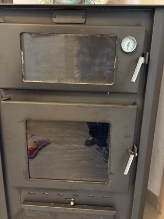 Estufa/horno de leña negra con termómetro