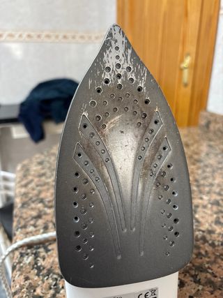 Plancha de ropa blanca y verde