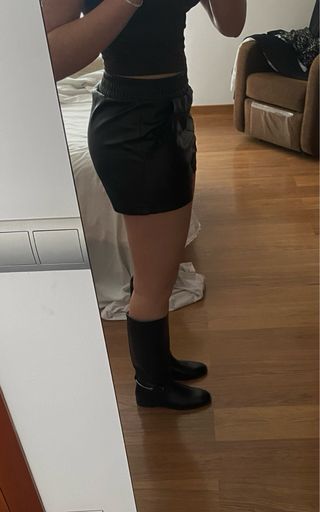 Pantalón corto cuero bolsillos