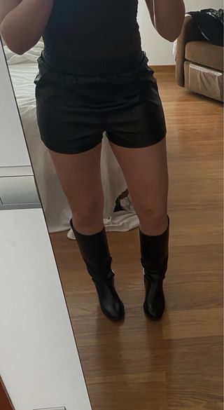 Pantalón corto cuero bolsillos