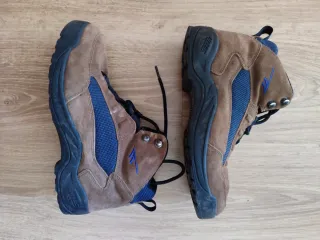 Botas de montaña marrones y azules