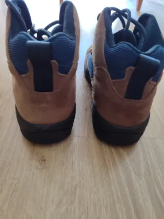 Botas de montaña marrones y azules