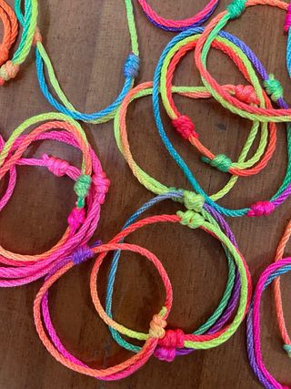25 Braccialetti di filo multicolore