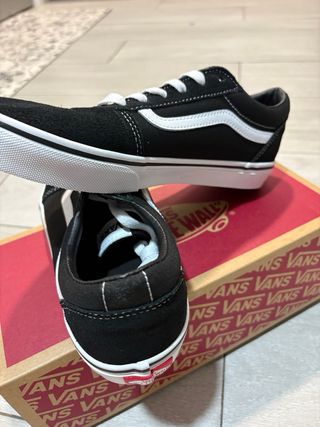 Vans Negras y Blancas Nuevas