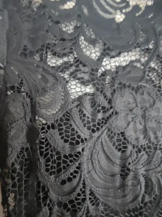 Vestido negro de encaje manga larga