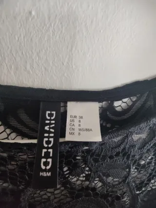 Vestido negro de encaje manga larga