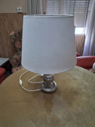 Lámpara de mesa plateada y blanca