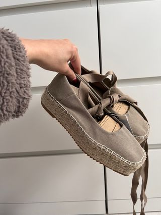 Alpargatas beige y verde talla 36