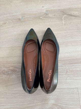 Zapatos salón de charol negro Paco Gil