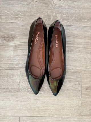 Zapatos salón de charol negro Paco Gil