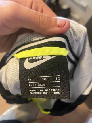 Chaqueta Nike Deportiva Negra y Amarilla