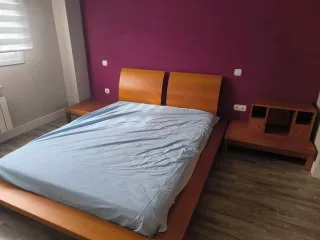 Cama matrimonio 150 con bañera más mesitas.