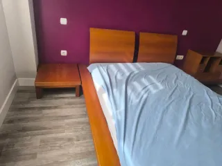 Cama matrimonio 150 con bañera más mesitas.