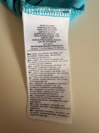 top Nike y2k con capucha y manga corta