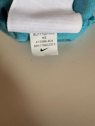 top Nike y2k con capucha y manga corta