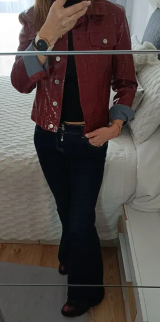 Chaqueta corta efecto piel Color burdeos