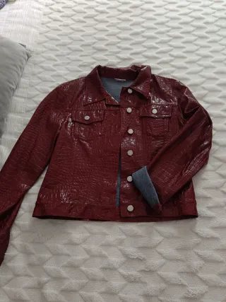 Chaqueta corta efecto piel Color burdeos