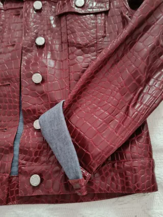 Chaqueta corta efecto piel Color burdeos