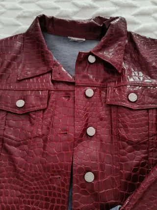 Chaqueta corta efecto piel Color burdeos