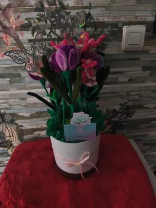 Maceta eterna decorada con mariposas