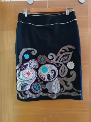Falda negra bordada