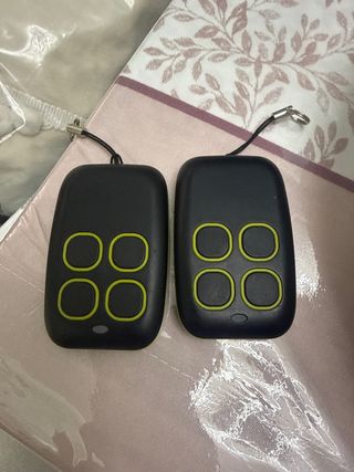 Mando de garaje negro con 4 botones