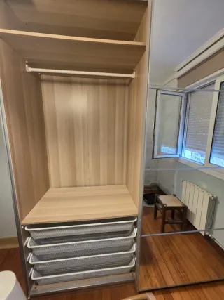 Armario con puertas correderas.