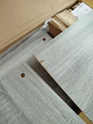 Estantería gris de madera .