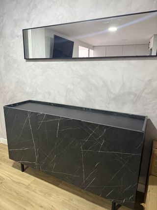 Aparador y espejo negro efecto mármo