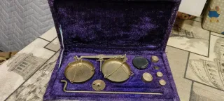 Balanza de joyas vintage con pesas