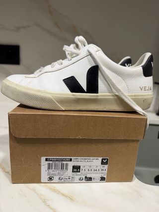 Zapatillas Veja Blancas y Negras