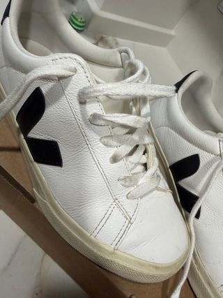 Zapatillas Veja Blancas y Negras
