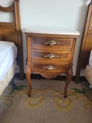 Mueble auxiliar madera con tapa mármol