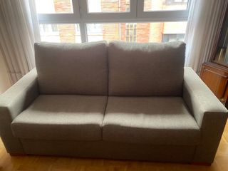 Sofá de tela gris y madera