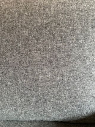 Sofá de tela gris y madera