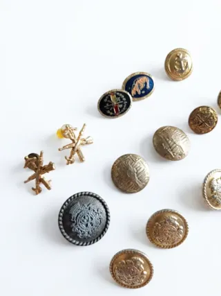 Lote de 12 botones militares y decorativos