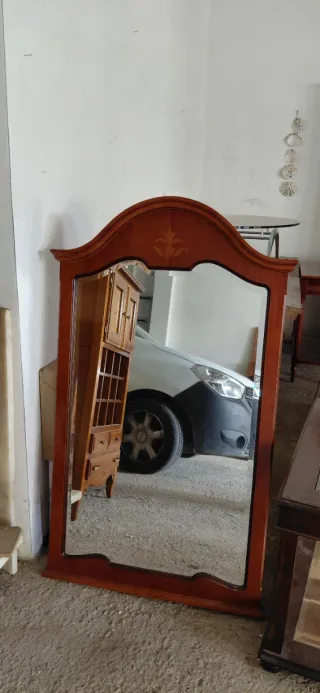 Espejo de madera con marco tallado