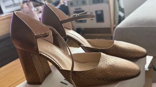 Zapatos Bimani tacón dorado