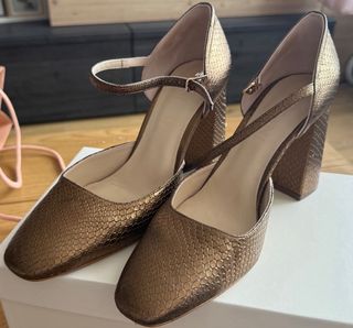 Zapatos Bimani tacón dorado