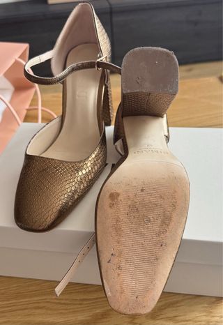 Zapatos Bimani tacón dorado