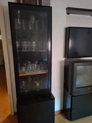 Vitrina de madera negra con cristal