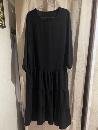 Vestido negro largo con volantes