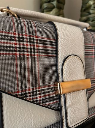 Bolso de mano cuadros blanco y multicolor