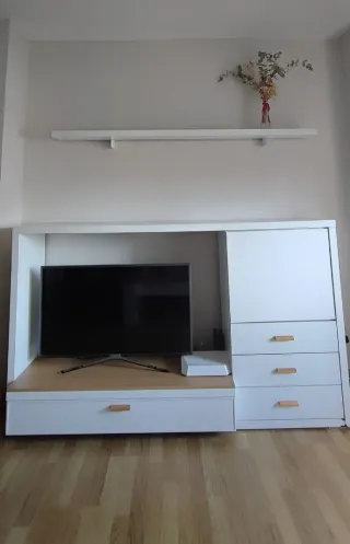 Mueble de salón blanco y madera