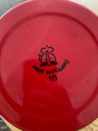 Tetera roja de metal y porcelana