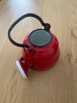 Tetera roja de metal y porcelana
