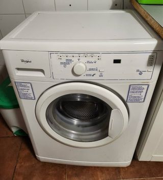 Lavadora de carga frontal. Whirlpool.