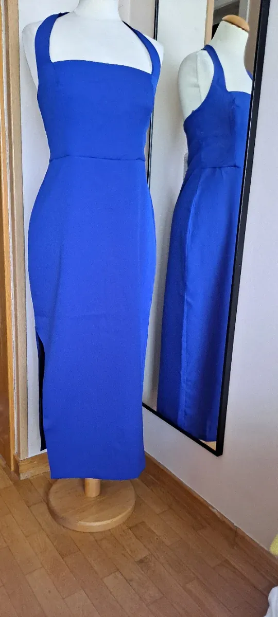 Vestido largo azul cobalto con abertura