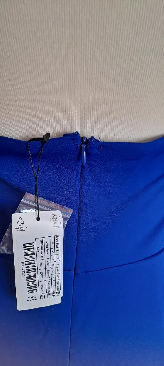 Vestido largo azul cobalto con abertura